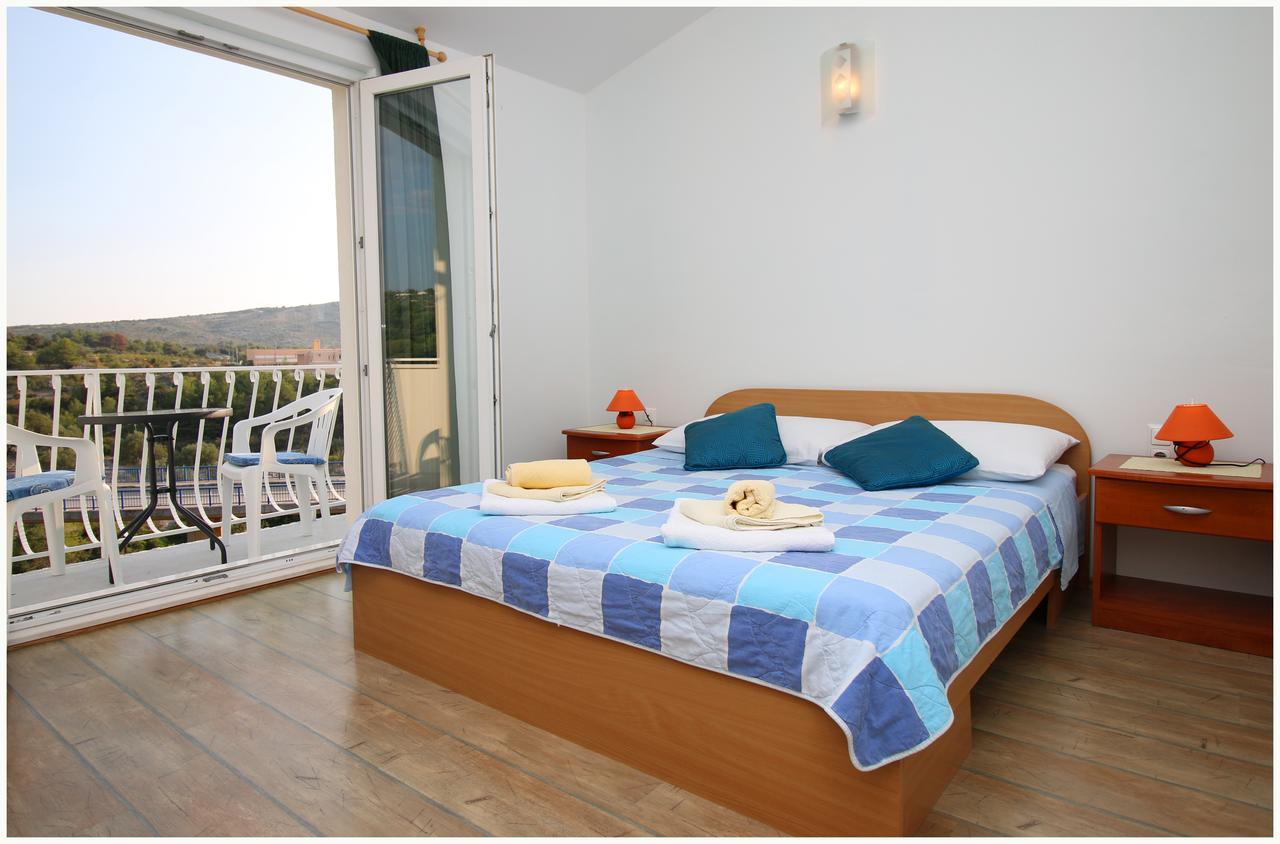 Apartments Huljev Примоштен Екстер'єр фото