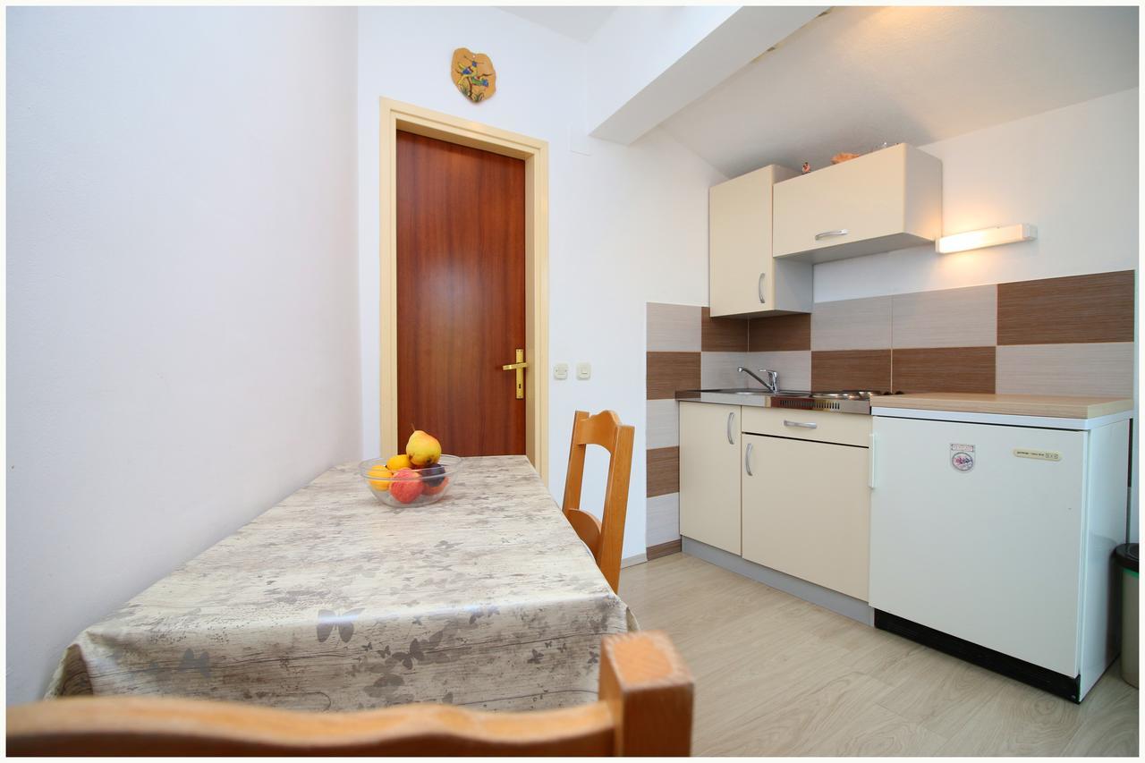 Apartments Huljev Примоштен Екстер'єр фото